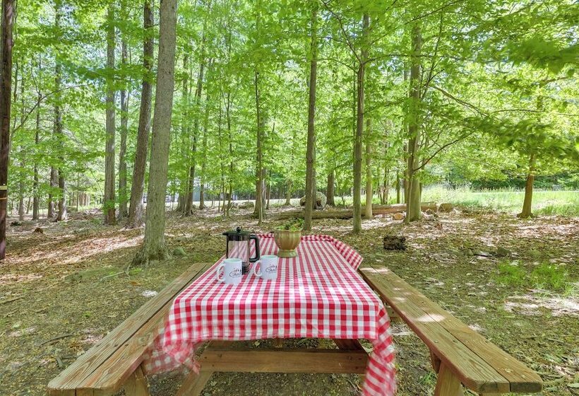 Chalet On The Green: Cozy Lake Ariel Retreat!