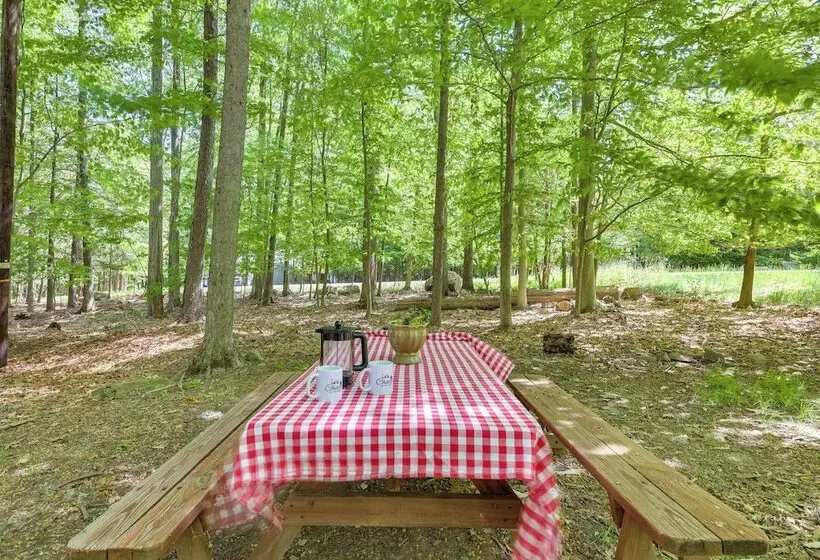Chalet On The Green: Cozy Lake Ariel Retreat!