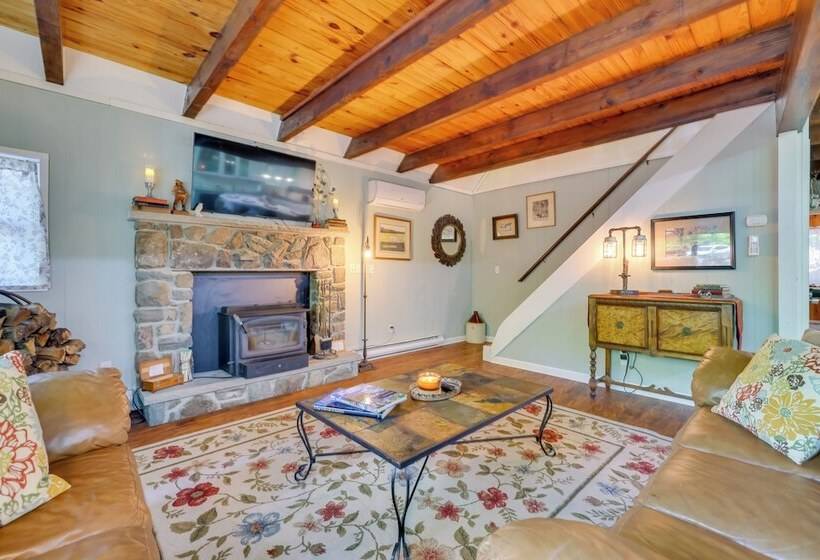 Chalet On The Green: Cozy Lake Ariel Retreat!