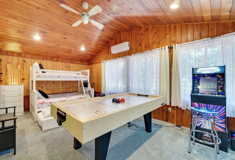 Chalet On The Green: Cozy Lake Ariel Retreat!