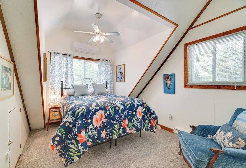 Chalet On The Green: Cozy Lake Ariel Retreat!