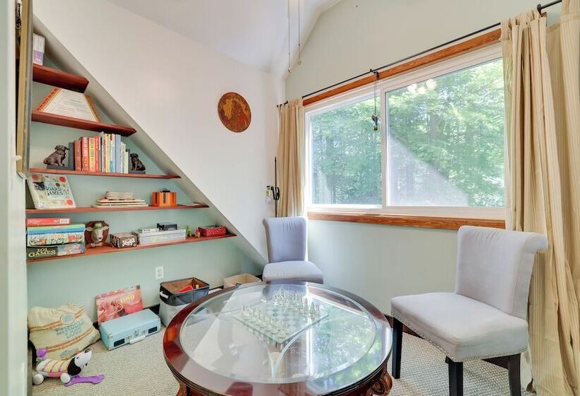 Chalet On The Green: Cozy Lake Ariel Retreat!