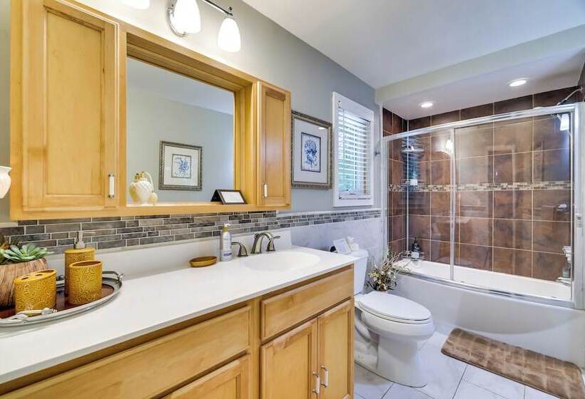 Chalet On The Green: Cozy Lake Ariel Retreat!