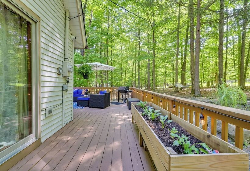 Chalet On The Green: Cozy Lake Ariel Retreat!