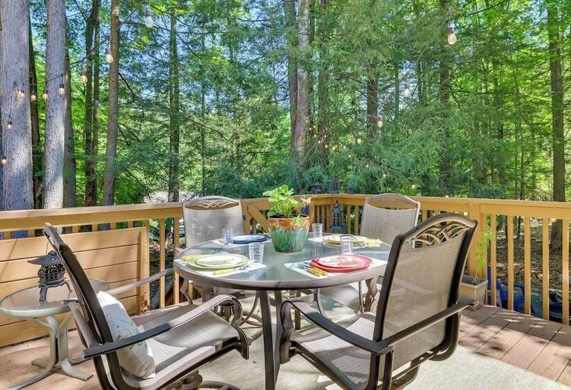 Chalet On The Green: Cozy Lake Ariel Retreat!