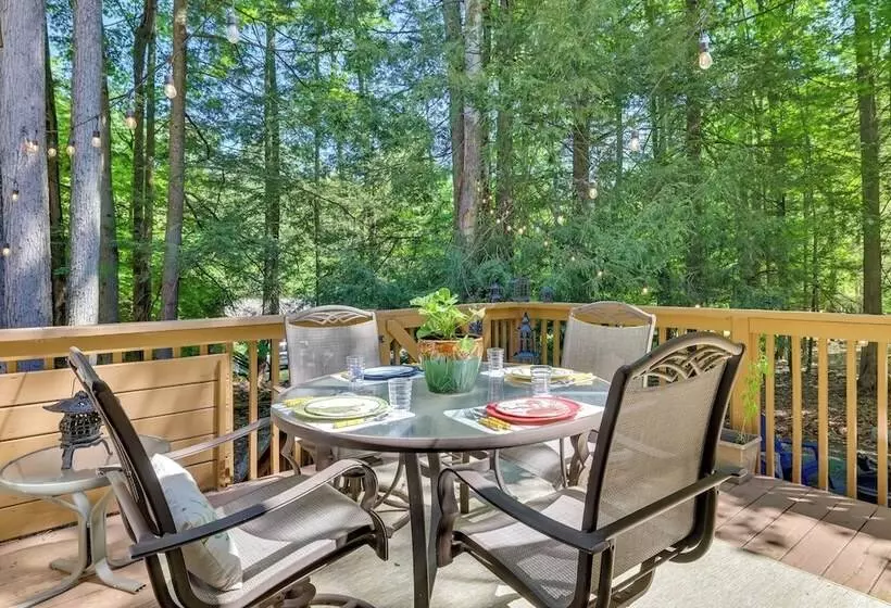 Chalet On The Green: Cozy Lake Ariel Retreat!