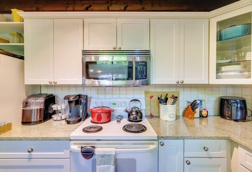 Chalet On The Green: Cozy Lake Ariel Retreat!