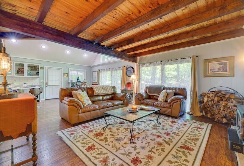 Chalet On The Green: Cozy Lake Ariel Retreat!