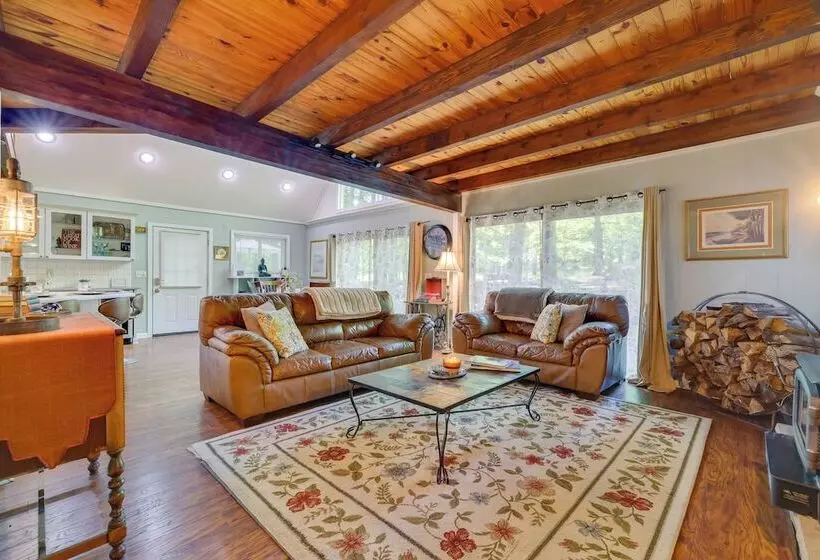Chalet On The Green: Cozy Lake Ariel Retreat!