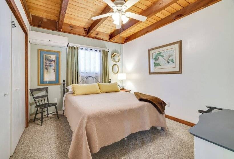 Chalet On The Green: Cozy Lake Ariel Retreat!