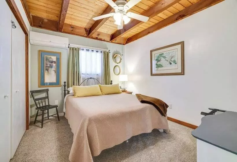 Chalet On The Green: Cozy Lake Ariel Retreat!