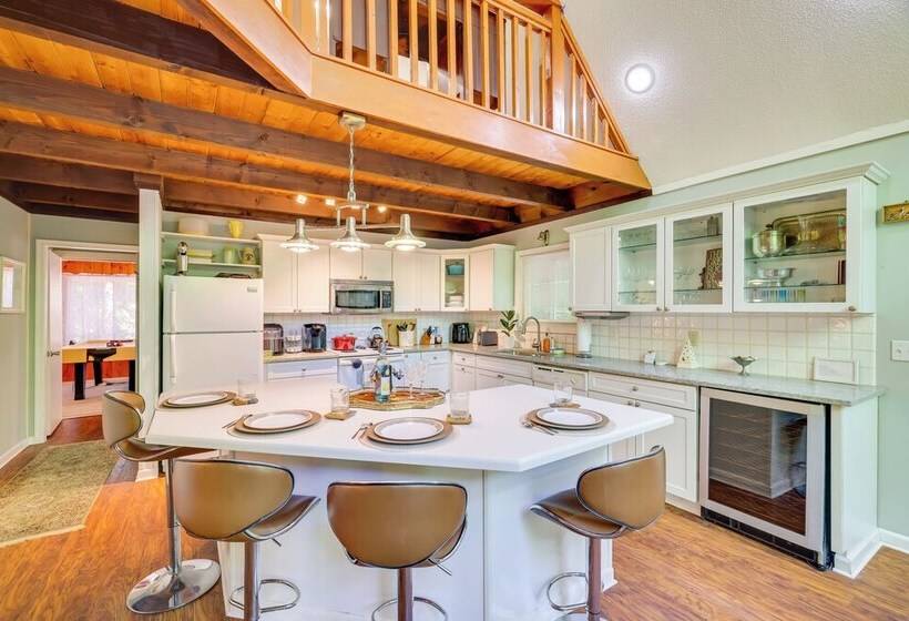 Chalet On The Green: Cozy Lake Ariel Retreat!