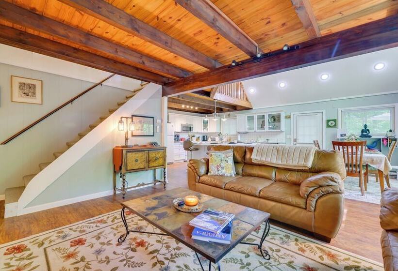 Chalet On The Green: Cozy Lake Ariel Retreat!