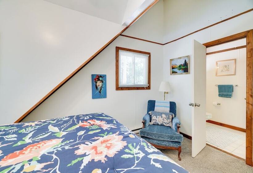 Chalet On The Green: Cozy Lake Ariel Retreat!