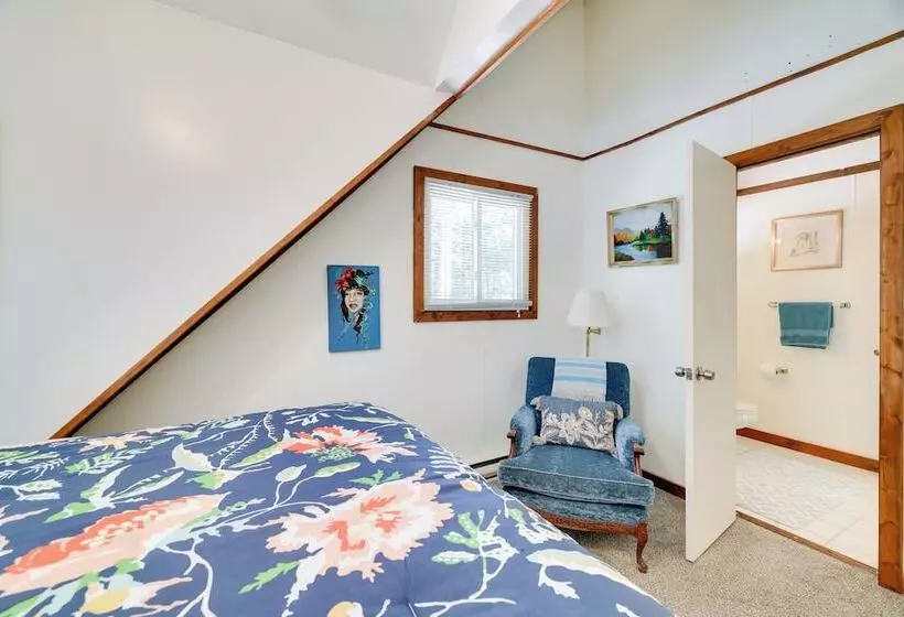 Chalet On The Green: Cozy Lake Ariel Retreat!