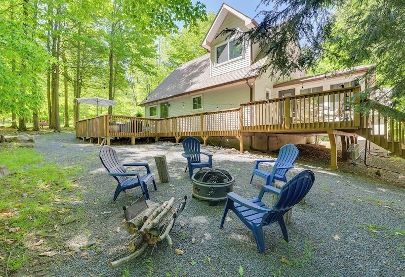 Chalet On The Green: Cozy Lake Ariel Retreat!