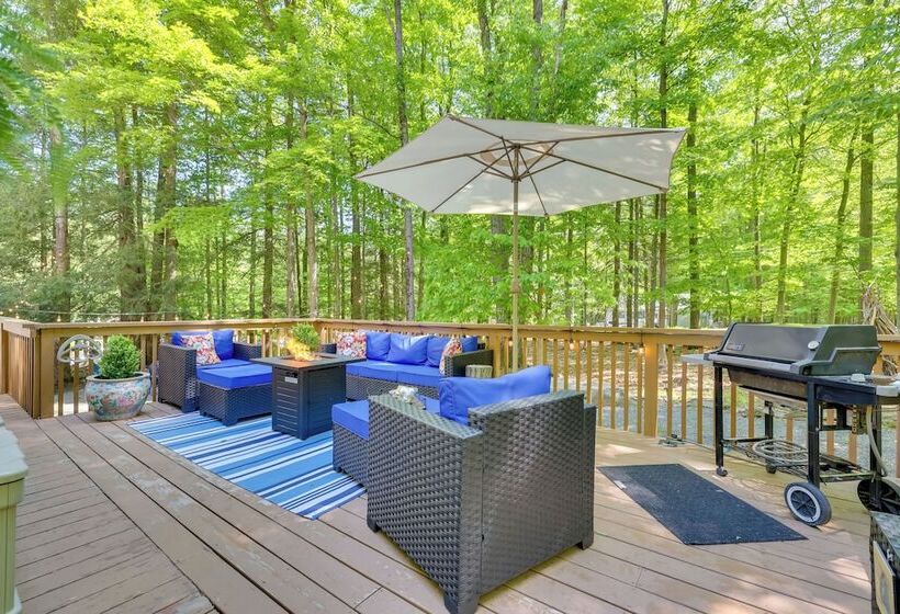 Chalet On The Green: Cozy Lake Ariel Retreat!