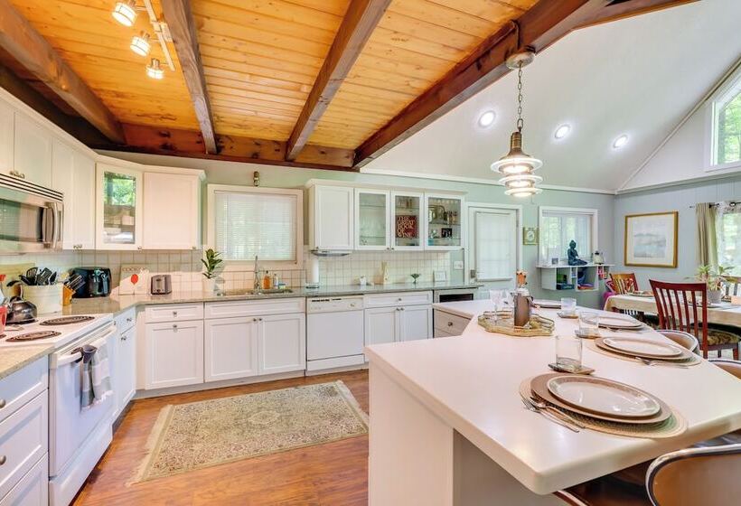 Chalet On The Green: Cozy Lake Ariel Retreat!