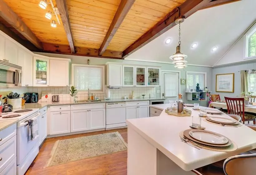Chalet On The Green: Cozy Lake Ariel Retreat!
