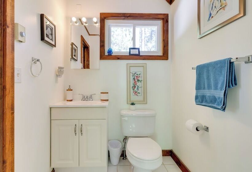 Chalet On The Green: Cozy Lake Ariel Retreat!