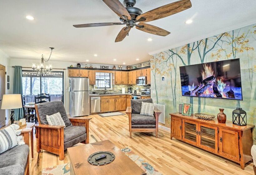 Charming Murphy Escape W/ Fire Pit & Hot Tub!