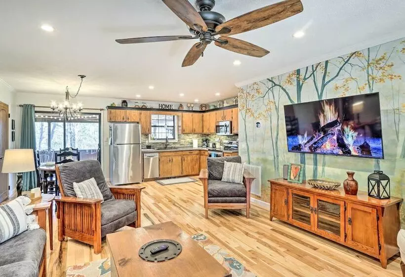 Charming Murphy Escape W/ Fire Pit & Hot Tub!