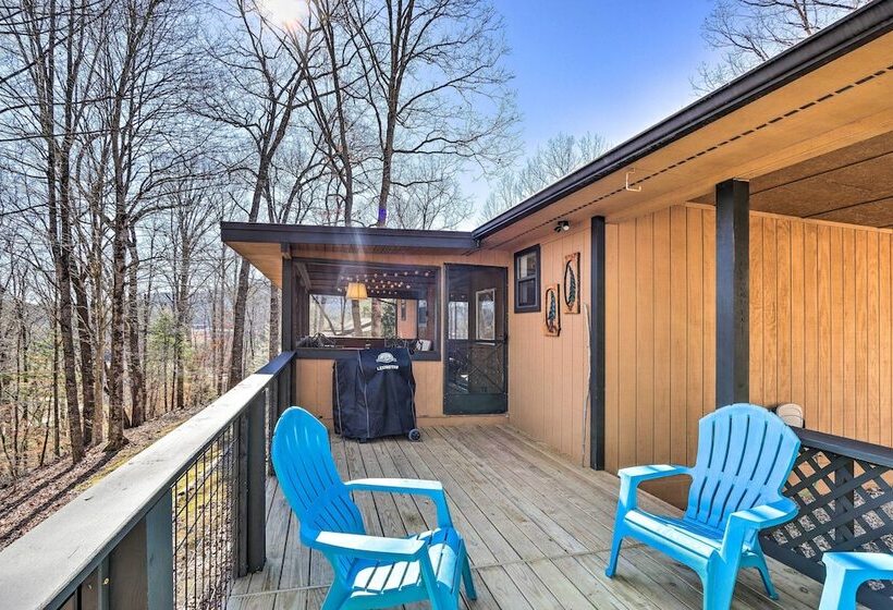 Charming Murphy Escape W/ Fire Pit & Hot Tub!