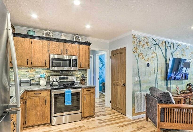 Charming Murphy Escape W/ Fire Pit & Hot Tub!