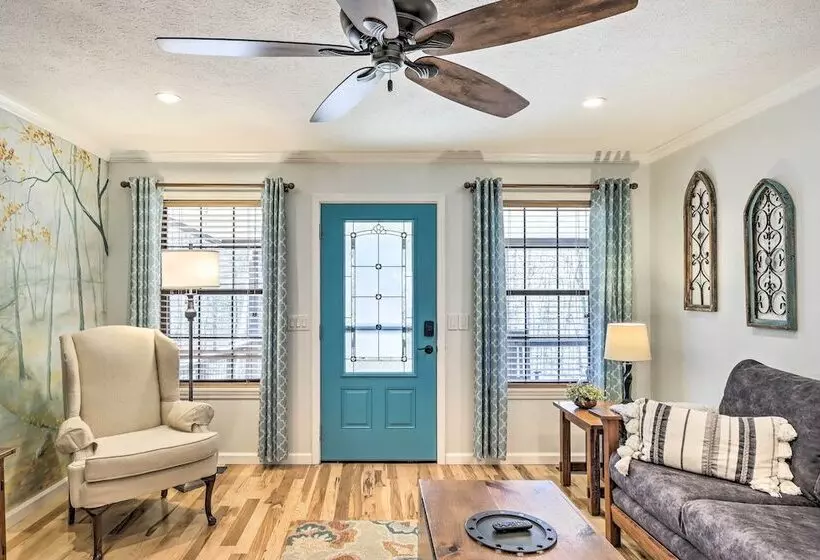 Charming Murphy Escape W/ Fire Pit & Hot Tub!