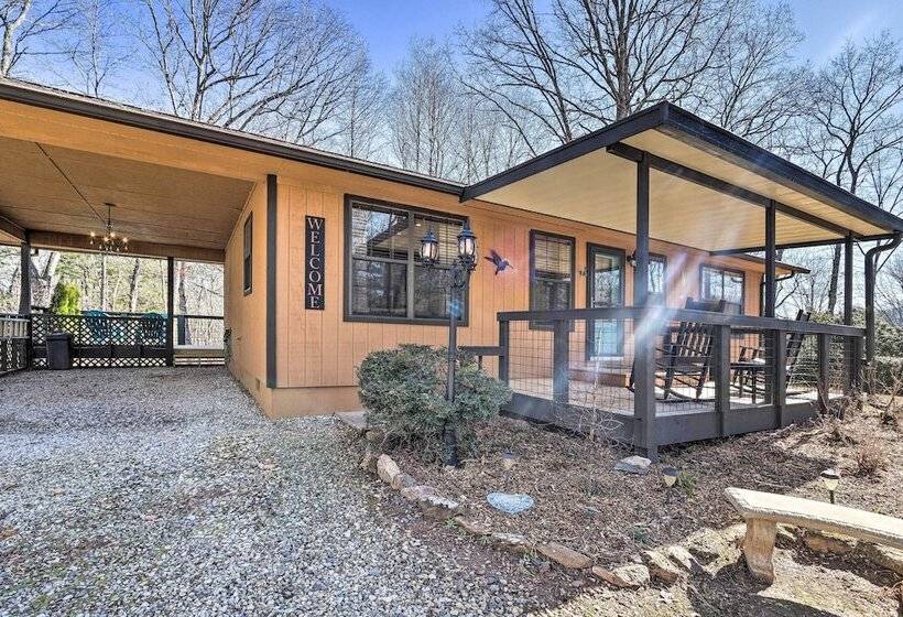 Charming Murphy Escape W/ Fire Pit & Hot Tub!