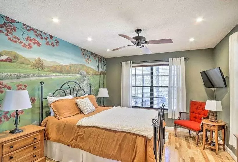 Charming Murphy Escape W/ Fire Pit & Hot Tub!