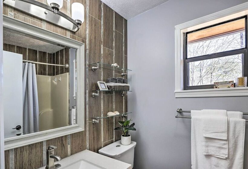 Charming Murphy Escape W/ Fire Pit & Hot Tub!