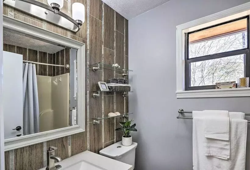 Charming Murphy Escape W/ Fire Pit & Hot Tub!