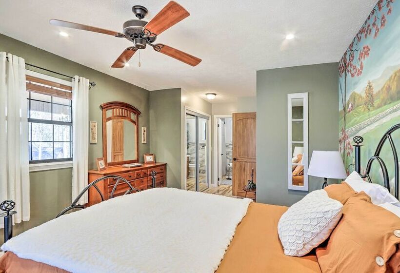 Charming Murphy Escape W/ Fire Pit & Hot Tub!