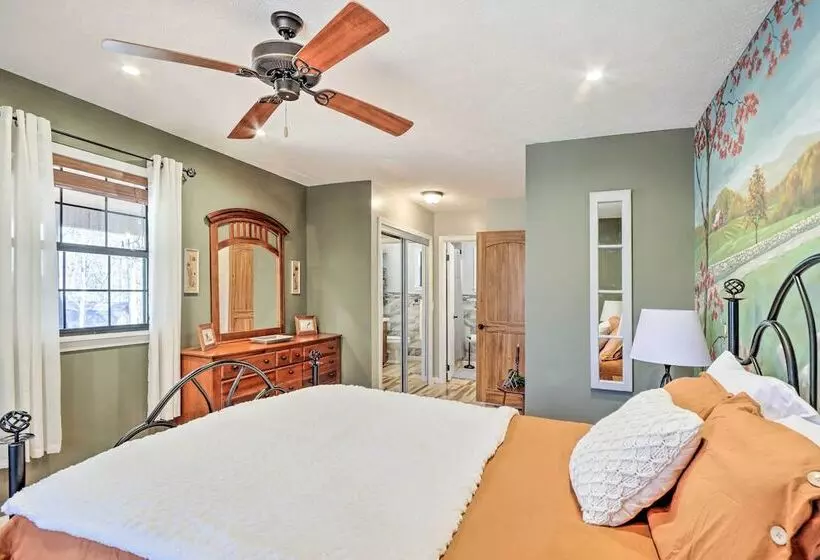 Charming Murphy Escape W/ Fire Pit & Hot Tub!