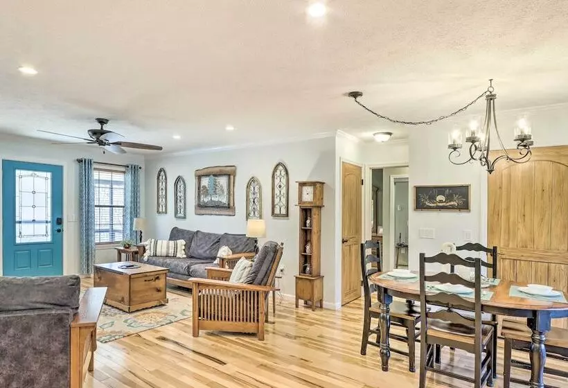 Charming Murphy Escape W/ Fire Pit & Hot Tub!