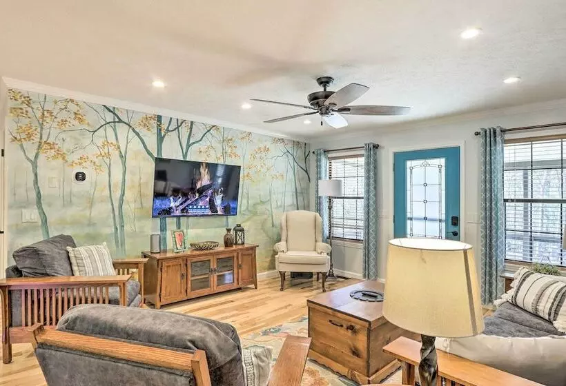 Charming Murphy Escape W/ Fire Pit & Hot Tub!