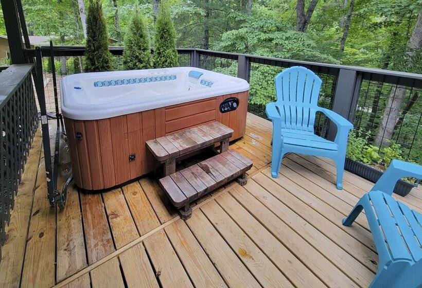 Charming Murphy Escape W/ Fire Pit & Hot Tub!