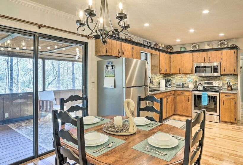 Charming Murphy Escape W/ Fire Pit & Hot Tub!