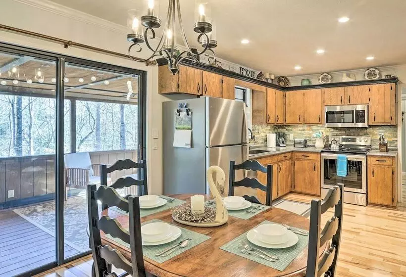 Charming Murphy Escape W/ Fire Pit & Hot Tub!