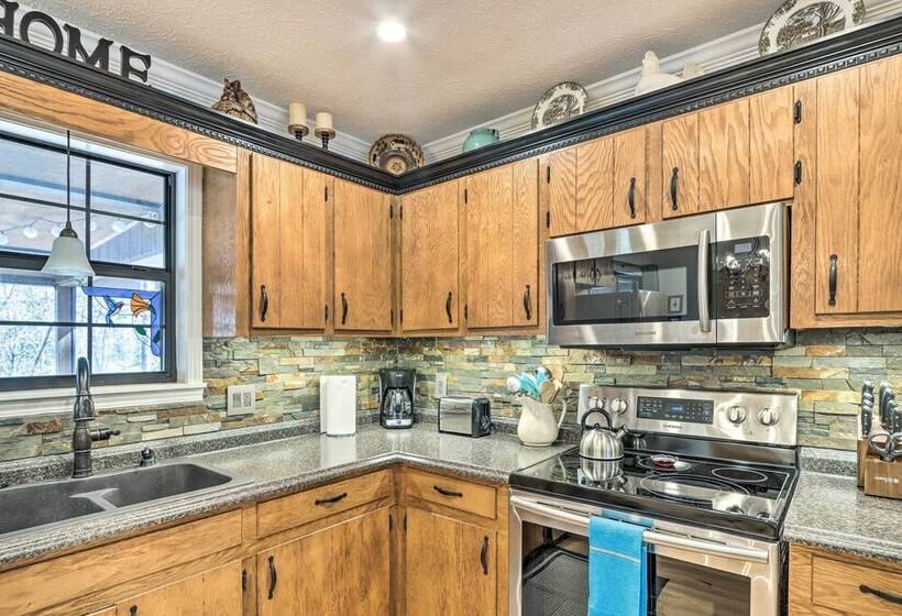 Charming Murphy Escape W/ Fire Pit & Hot Tub!