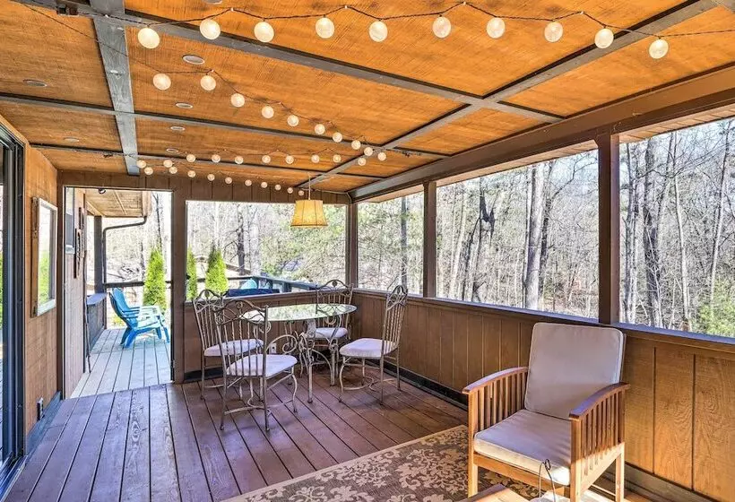 Charming Murphy Escape W/ Fire Pit & Hot Tub!