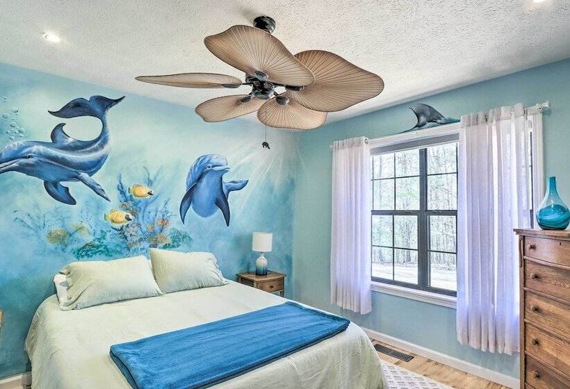 Charming Murphy Escape W/ Fire Pit & Hot Tub!