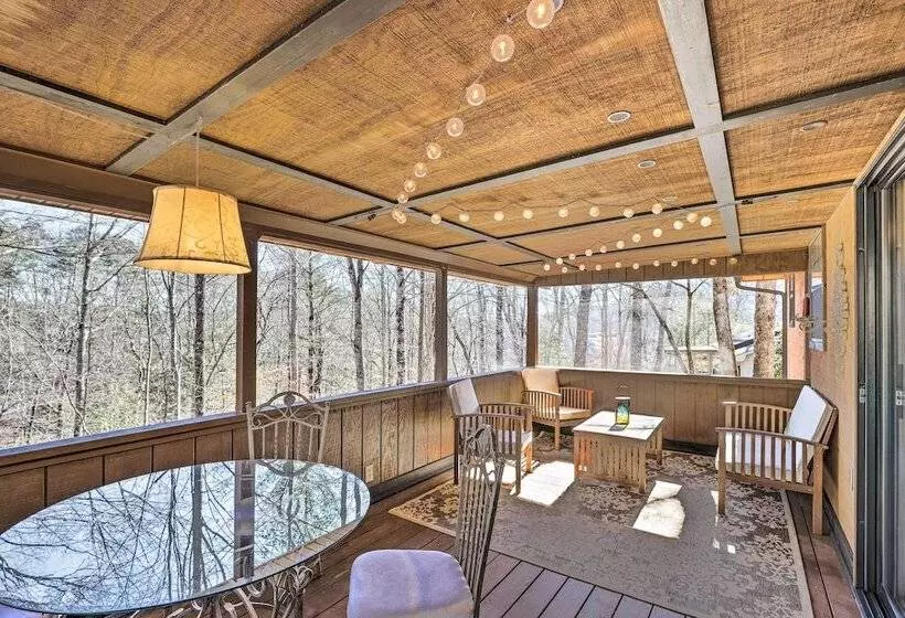 Charming Murphy Escape W/ Fire Pit & Hot Tub!