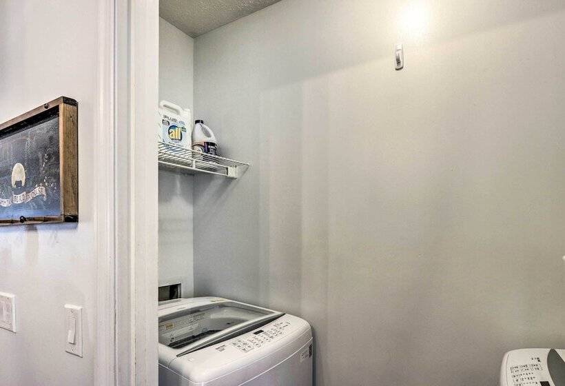 Charming Murphy Escape W/ Fire Pit & Hot Tub!