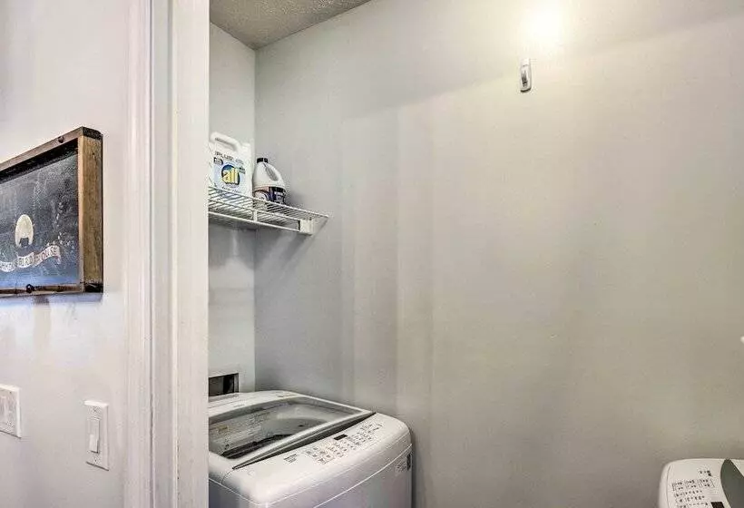 Charming Murphy Escape W/ Fire Pit & Hot Tub!