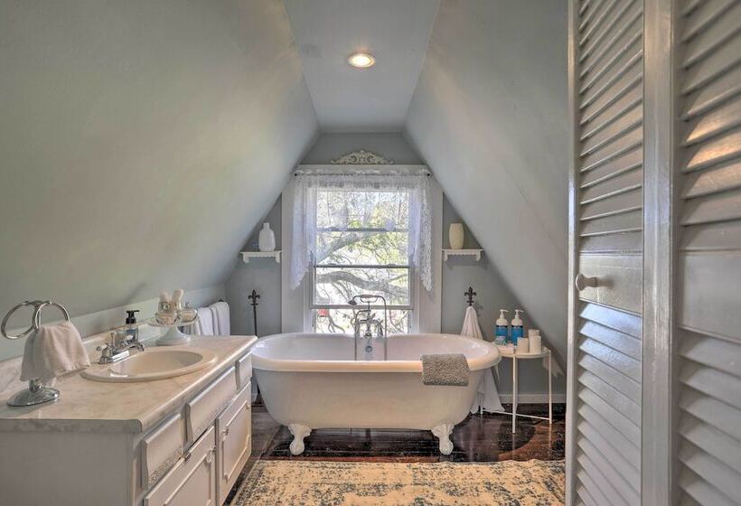 Coastal, Walkable Home In Historic Southport!