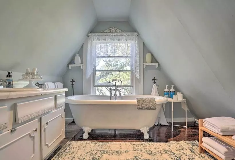 Coastal, Walkable Home In Historic Southport!