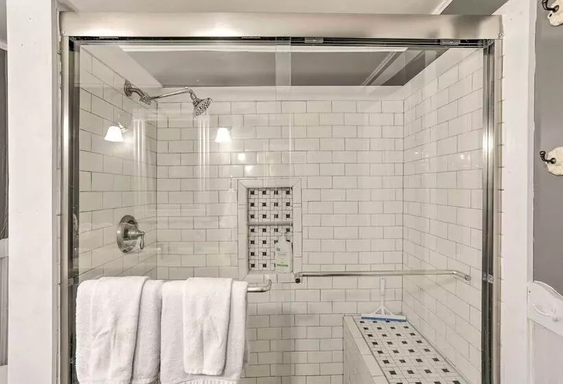 Coastal, Walkable Home In Historic Southport!