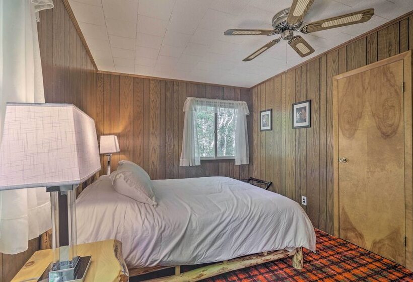 Cozy Adirondacks Cabin: Walk To Lake Eaton!